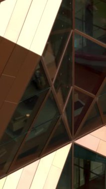 Modern cam gökdelenin dış görünüşü, güneş ışığı ve pencerelere yansıyan görüntüsü. Stok görüntüleri. Bronz piramit şeklindeki ofis binası