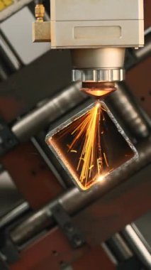 Kare şeklindeki bir borunun kenarını kesen endüstriyel lazer. Yaratıcı. Otomatik Endüstri Makinesi, görüntüyü kapat