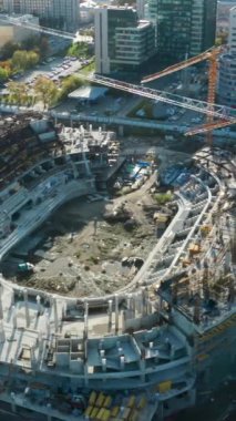 Turnalı spor arenası manzarası. Stok görüntüleri. Yazın modern şehrin merkezinde spor arenası inşa ediliyor. Şehirdeki spor sahasında bir sürü vinç var.