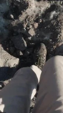 Dağlık bölgede bir yürüyüş. Şarjör. Spor kıyafetleri içinde dağlarda hızlı yürüyen bir adam. Yüksek kalite 4k görüntü