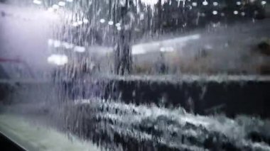 Modern çağdaş bir ortamda enerjik bir şekilde su sıçratan gerçekten büyüleyici bir sahne. Medya