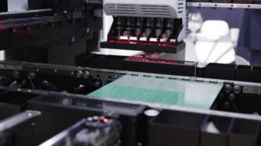 Bu gelişmiş, yüksek teknoloji ürünü bir matbaanın hassas ve yenilikçi bir görüntüsü. Medya