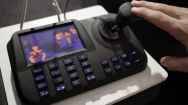 Medya uygulamaları için bir joystick, düğmeler ve video ekran içeren son teknoloji kontrol arayüzü. Medya