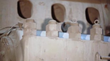 Çeşitli mekanik bileşenlerin önemli toz birikimlerini gösteren karmaşık ve detaylı bir yakın çekim görüntüsü. Menkul Kıymetler