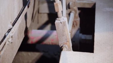 Bu çeşitli endüstriyel makine işlemlerinde kullanılan hidrolik bileşenin detaylı bir görüntüsü. Menkul Kıymetler