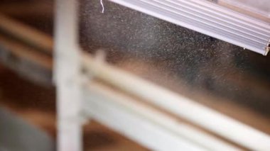 Çağdaş ve zarif bir ortamda ışığı ve dokuyu aydınlatan hassas buhar yükselir. Menkul Kıymetler