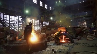 Erimiş metal, çalışkan işçiler ve endüstriyel ekipman ve aletlerle çevrili hareketli bir dökümhane. Menkul Kıymetler