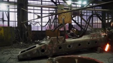 Gelişmekte olan karmaşık bir kaynak işlemini gösteren hareketli bir endüstriyel atölyeye canlı bir bakış. Menkul Kıymetler