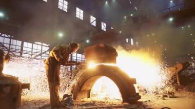 Yetenekli bir işçi dinamik bir endüstriyel ortamda metal üretir, kıvılcımlar ve işçilik sergiler. Menkul Kıymetler