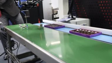 Gelişmiş ve ileri teknoloji bir taşıma sistemi modern bir tesiste çeşitli çikolata ürünlerini etkili bir şekilde kullanmaktadır. Medya