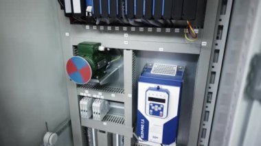Endüstriyel kontrol dolabının yakından çekilmiş görüntüsü içinde çeşitli elektronik bileşenler barındırıyor. Medya