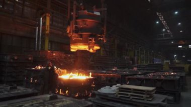 Dökümhaneye erimiş metal döküldüğü canlı bir sahne endüstriyel işçiliğin mükemmelliğini gözler önüne seriyor. Menkul Kıymetler