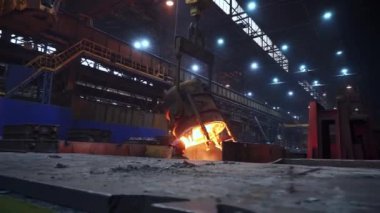 Erimiş metalin döküldüğü bir endüstriyel dökümhane sahnesi ve etrafındaki canlı ortam. Menkul Kıymetler