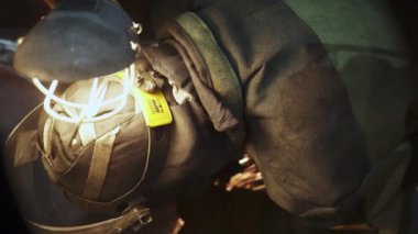 Deneyimli bir dalgıç, derin deniz keşifleri ve maceralar sergileyerek karanlık ve zorlu ortamlarda özenle çalışır. Menkul Kıymetler