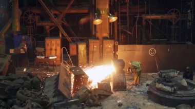 Canlı bir dökümhanede dinamik bir sahne erimiş metalin yoğun bir endüstriyel ortamda akışı ve akışı. Menkul Kıymetler