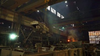 Ağır makineler ve vinçlerin faaliyet gösterdikleri geniş bir sanayi bölgesi. Menkul Kıymetler