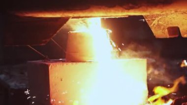 Erimiş metalin büyüleyici ve büyüleyici bir görüntüsü ustalıkla atılıyor, yoğun ısı ve dinamik kıvılcımlar sergiliyor. Menkul Kıymetler