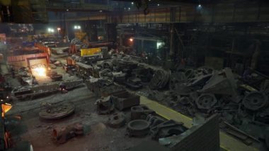 Geniş bir sanayi fabrikası zemininin çeşitli ekipman ve tozlarla dolu kapsamlı ve ayrıntılı bir görüntüsü. Menkul Kıymetler