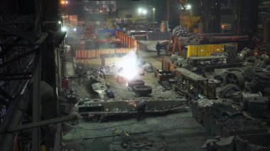 Parlak kıvılcımlarla aydınlanan hareketli ve canlı bir endüstri alanı, dinamik aktif metalcilik sergiliyor. Menkul Kıymetler