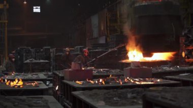 Etkin ve dinamik bir dökümhane sahnesi erimiş metal döküm ve imalatının karmaşık süreçlerini gözler önüne seriyor. Menkul Kıymetler