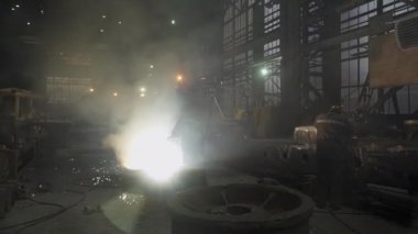 Bu sahne, kıvrımlı duman ve gölgeler arasında eriyen metalin büyüleyici sürecini gözler önüne seriyor. Menkul Kıymetler