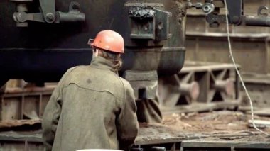 Yetenekli bir işçi, bir fabrikada karmaşık makineler çalıştırır, kendini adamışlık ve olağanüstü bir işçilik sergileyerek. Menkul Kıymetler