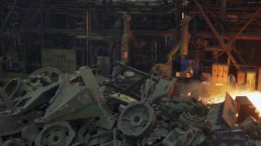 Büyük bir depo içinde çeşitli endüstriyel hurda malzemelerinin düzenlenmesi ve geri dönüşümlü kaynakların sergilenmesi. Menkul Kıymetler