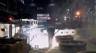 Yetenekli bir işçi, belli belirsiz bir endüstriyel ortamda, yeteneklerini sergileyerek özenle karmaşık görevler yapıyor. Menkul Kıymetler