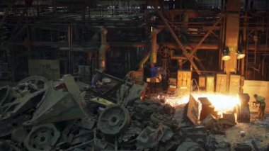 Endüstriyel ortamın büyüleyici bir görüntüsü. Makinelerin arasında metal eritme sürecini gösteriyor. Menkul Kıymetler