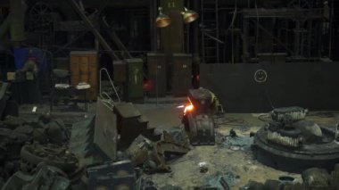 Çeşitli makineler, uçan kıvılcımlar ve farklı bir atölye atmosferiyle detaylı bir endüstri sahnesi. Menkul Kıymetler