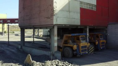 Altında ağır makinelerin olduğu bir endüstri binası, inşaat faaliyetleri sergiliyor. Menkul Kıymetler