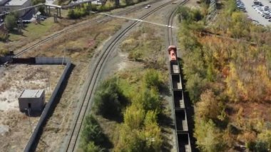 Demiryolu boyunca yemyeşil alanlarda zarif bir şekilde gezinen trenin nefes kesici manzarası. Menkul Kıymetler