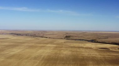 Uçsuz bucaksız tarlaları ve dolambaçlı bir nehri gösteren hava manzarası kırsal manzaraların güzelliğini vurguluyor. Menkul Kıymetler