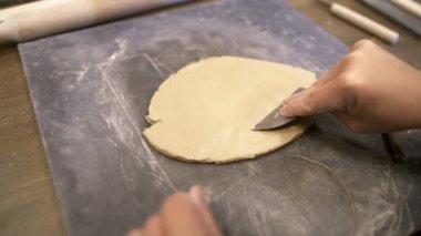 Çömlekçilik dünyasında el şekillendirme tekniklerinde ustalaşmak. Menkul Kıymetler