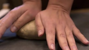 Kili ustalıkla şekillendirme, sanatsal çömlek tekniklerini ve yaratıcılığı gözler önüne serme konusunda detaylı bir araştırma. Menkul Kıymetler