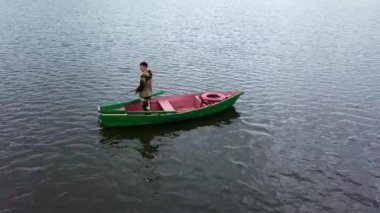 Yalnız bir balıkçı, huzurlu sular boyunca renkli bir teknede ustalıkla yol alır ve gerçekten huzurlu bir anı yakalar. Menkul Kıymetler