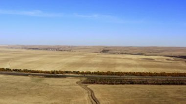 Mavi gökyüzünün altındaki uçsuz bucaksız altın bir manzara çarpıcı bir doğal güzellikle uzak bir ufukta karşılaşıyor. Menkul Kıymetler