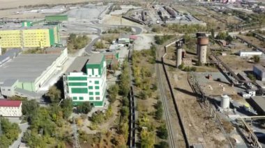 Geniş bir hava manzarası, gelişmiş yeşillik ve modern altyapının yer aldığı geniş bir kentsel sanayi bölgesini gösteriyor. Menkul Kıymetler