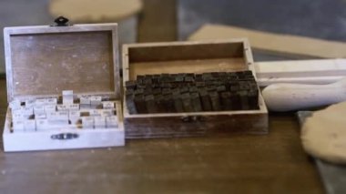 Antika mektup baskı blokları güzel bir ahşap kutuda saklanır. Klasik baskı projeleri için mükemmeldir. Menkul Kıymetler