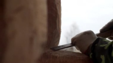 Yetenekli bir zanaatkar, çalışmalarına derinlik katan her darbede sanat ve geleneği somutlaştıran taşları yontuyor. Menkul Kıymetler