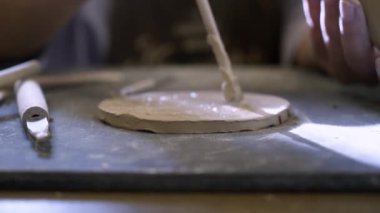 Çömlekçilik üzerine özenle çalışan, sakin bir ortamda geleneksel zanaat becerilerini sergileyen bir zanaatkar. Menkul Kıymetler