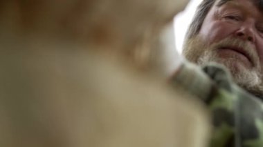 Bir zanaatkar, marangozlukta yetenekli, yeteneklerini ve bu zamansız zanaata olan bağlılıklarını gururla sergiliyor. Menkul Kıymetler