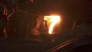 Erimiş metalin döküldüğü dinamik bir sahne, uzman işçiliğinin sergilendiği ve güvenliğe güçlü bir bağlılığın olduğu. Menkul Kıymetler
