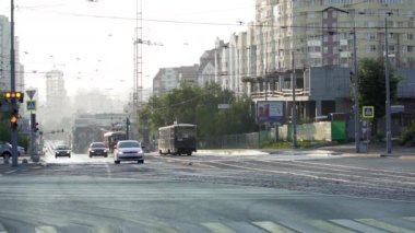 Tiflis, Gürcistan - 29 Eylül 2023: Yoğun bir trafik ve kentsel büyüme gösteren hareketli bir şehir kavşağı sabahın erken saatlerinde ele geçirildi. Menkul Kıymetler