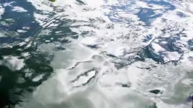 Göz kamaştırıcı bir hava perspektifi geniş arazi ve sakin su üzerinde tüylü bulutları güzelce sergiliyor. Menkul Kıymetler