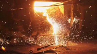 Endüstriyel bir ortamda titiz bir kaynak işlemi sırasında erimiş metal ve kıvılcımların büyüleyici bir görüntüsü. Menkul Kıymetler