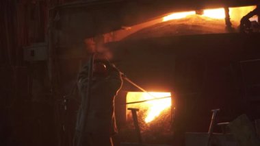 Tecrübeli bir zanaatkar loş bir demir ocağında ustalıkla erimiş metali ustalıkla ustalıkla şekillendirir. Menkul Kıymetler