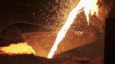 Erimiş metal dökümüne yakın çekim, dökümhanede meydana gelen yoğun ısı ve dinamik süreci gösteriyor. Menkul Kıymetler