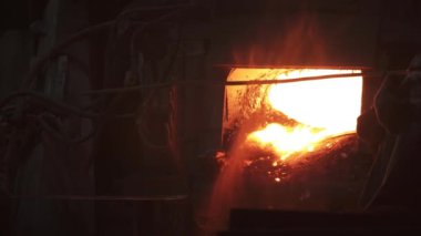 Fırından dökülen erimiş metalin canlı ve çarpıcı bir görüntüsü, karmaşık endüstriyel süreçler sergiliyor. Menkul Kıymetler