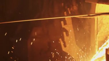 Canlı ve dinamik bir metal çalışma sahnesi sanatsal açıdan uçan kıvılcımlar ve yoğun, ışıl ışıl bir ısıdır. Menkul Kıymetler